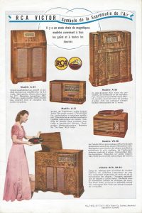 Advertisement in French for five RCA Victor radios of different sizes. Besides text blocks we see a woman standing in a long pink silk gown positioned in the bottom left corner of the page.