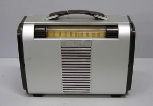 La radio à tube portable BP-6A, fabriquée par RCA Victor en 1949-50. Souvent appelée radio boîte à lunch en raison de sa poignée et de sa forme rectangulaire.
