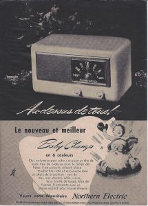 Page d'un numéro du magazine Reader's Digest de 1948 faisant la publicité de la radio « Baby Champ » de Northern Electric. Baby Champ est illustré sur les épaules du Père Noël, sur le côté droit.