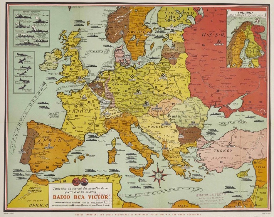 RCA Victor a créé une carte de l'Europe montrant la position des navires et des avions alliés. La carte représente les pays dans des couleurs chaudes comme le jaune, le rouge et le marron. Les noms des lieux sont écrits en anglais mais les informations sur l'étiquette sont en français.