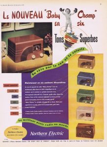 A multi-coloured advertisement for a radio features coloured text elements, a photo of the radio on a table with some house decor, the six different colour options of the model and white text on a purple background. Text is in French.