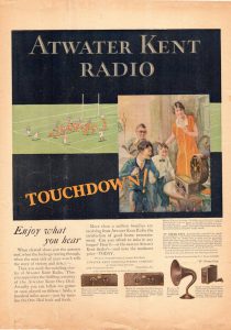 Impression multicolore avec un grand carré noir comme fond pour deux dessins. La première est la famille qui écoute la radio. Le jeu est illustré derrière la scène familiale sous la forme d'une bande horizontale. Les textes écrits en anglais et images des radios se trouvent sous le carré.