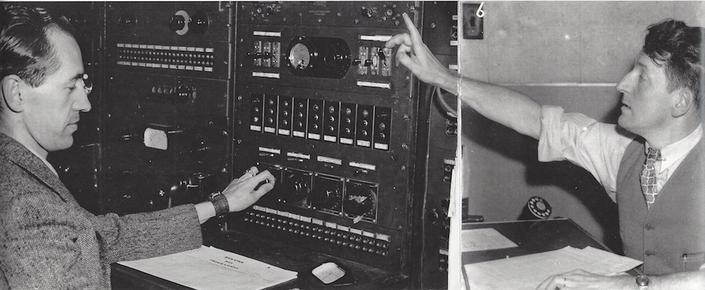 Photomontage de deux plans en noir et blanc montrant un homme en costume, à gauche tendant la main vers les boutons de commande d'un panneau, et un autre homme à droite, en gilet signalant probablement de commencer à émettre.