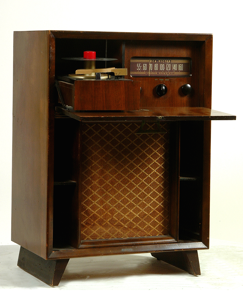 Bois foncé, console radio-tourne-disque RCA fabriquée à Montréal, vers 1953.
