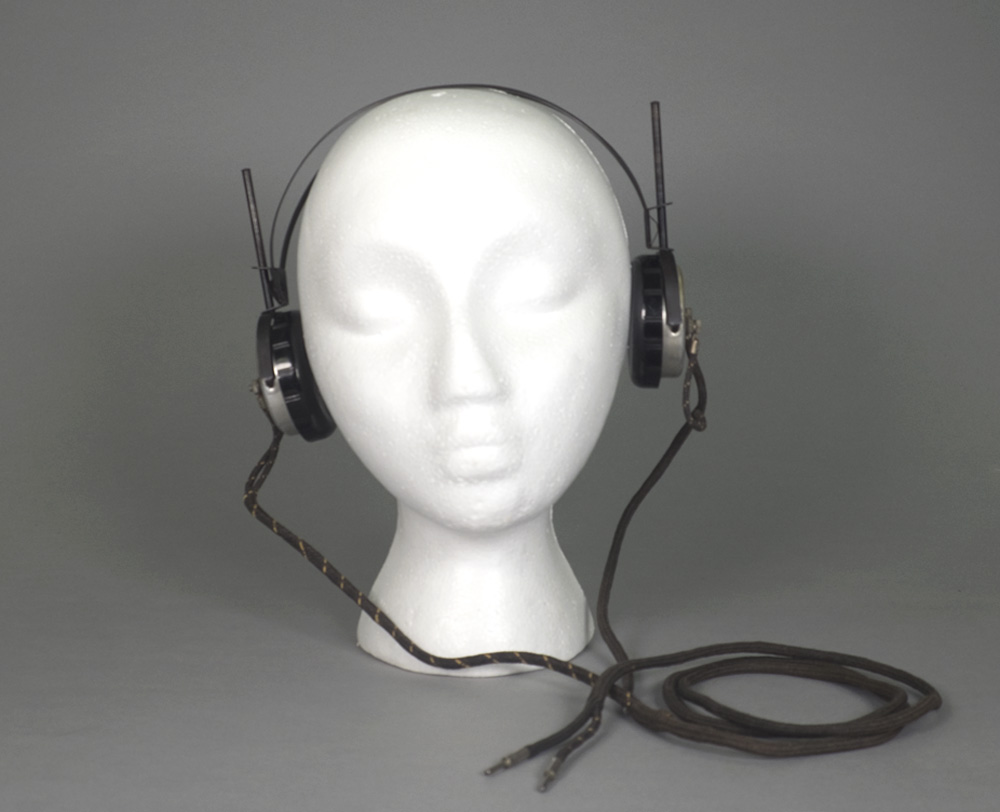 The headphones with black earpieces are displayed on a mannequin head.