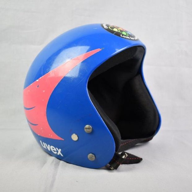 Blue racing helmet with a pink wing on the left side.