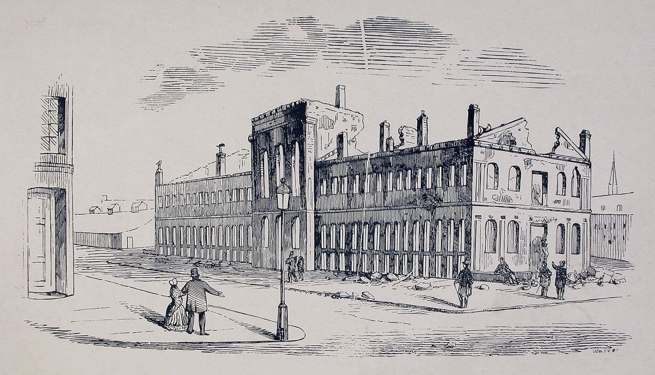 Woodcut showing the Montreal Parliament without a roof and damaged by fire. A few people on the street are looking at the damage.
