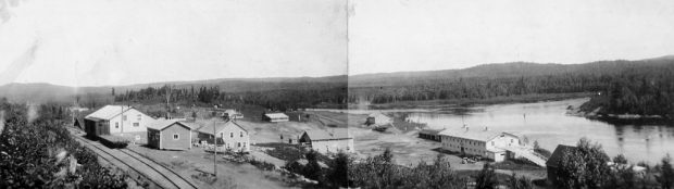 Between the railway and the river, a few wooden buildings form the hamlet of Windigo