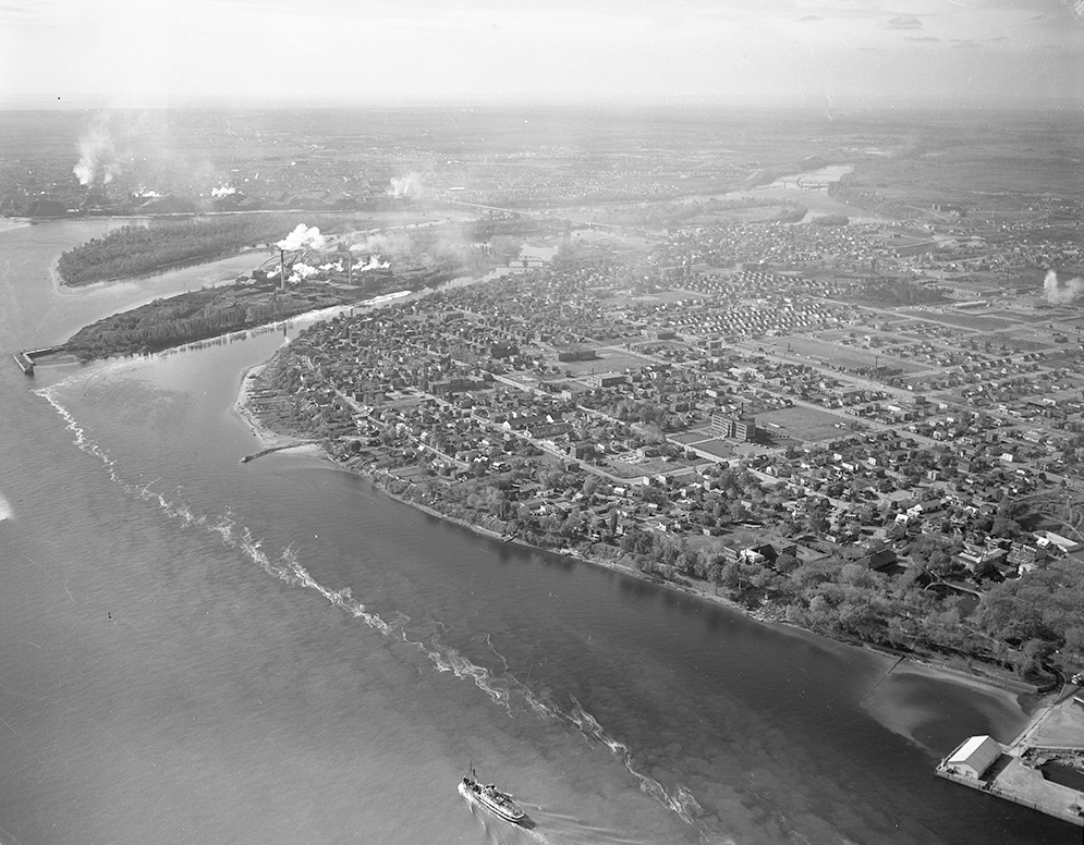 Aerial view of the confluence of the Saint-Maurice and St. Lawrence rivers. At this precise location, two islands separate the Saint-Maurice into three branches.