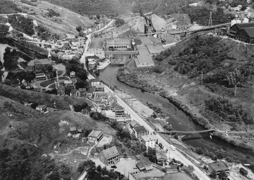 Vue aérienne du site de l'usine qui est traversé par une petite rivière.