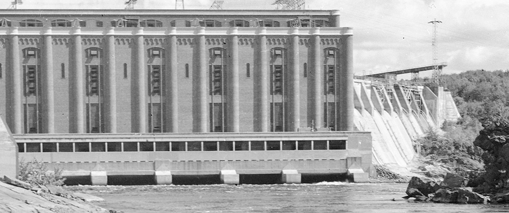 Grand-Mère hydro-electric power plant. The narrow windows are crowned with friezes and separated by semi-cylindrical buttresses.