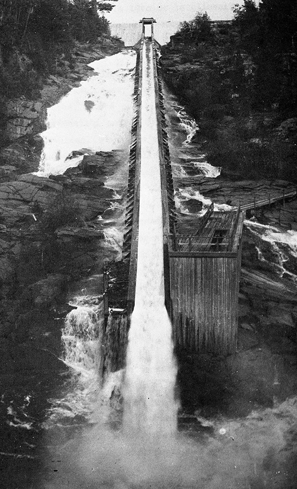 Among the rocks, there’s a large wooden structure with a straight and continuous slope where water and logs flow.