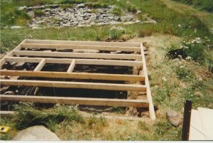 Élément du soutènement du plafond de la cave à légumes et du plancher de la remise construite à partir de poutres en bois.