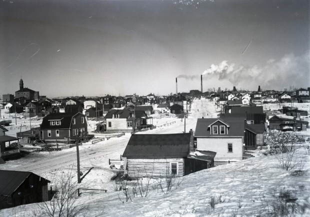 Black-and-white photograph of Galipeau Street now known as Larivière Street. In the background there is the Rouyn City Hall on the left and the Horne mine on the right.