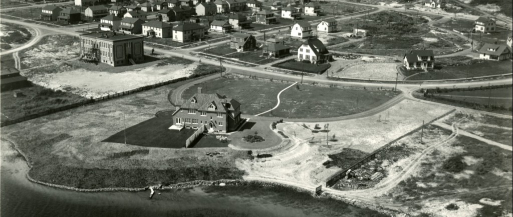 Black-and-white photograph of the eastern part of Noranda city. On the upper left, you can see a cluster of traditional houses. On the bottom right, you can see luxurious houses.