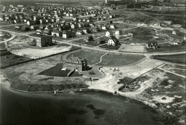 Black-and-white photograph of the eastern part of Noranda city. On the upper left, you can see a cluster of traditional houses. On the bottom right, you can see luxurious houses.