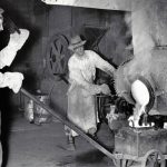 Travailleur minier effectuant une coulée d'or en mai 1946