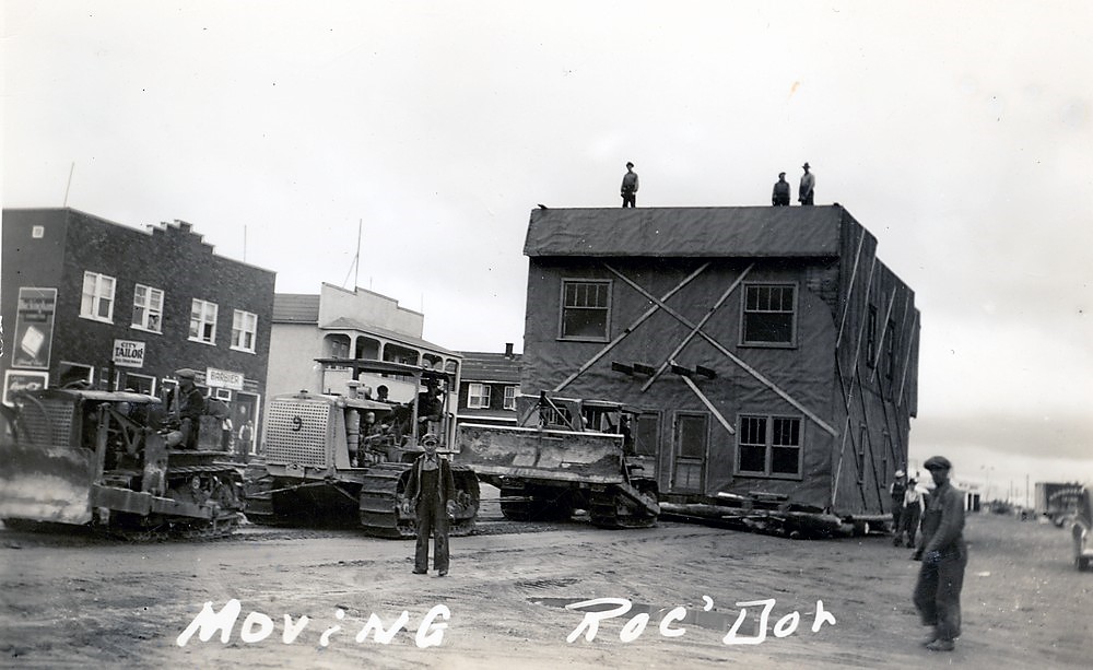 Déménagement d'un bâtiment de Roc d'Or à Malartic, tirée par des tracteurs
