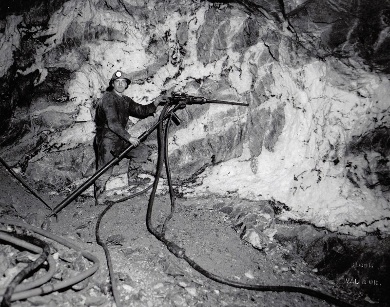 Miner using a Jackleg drill