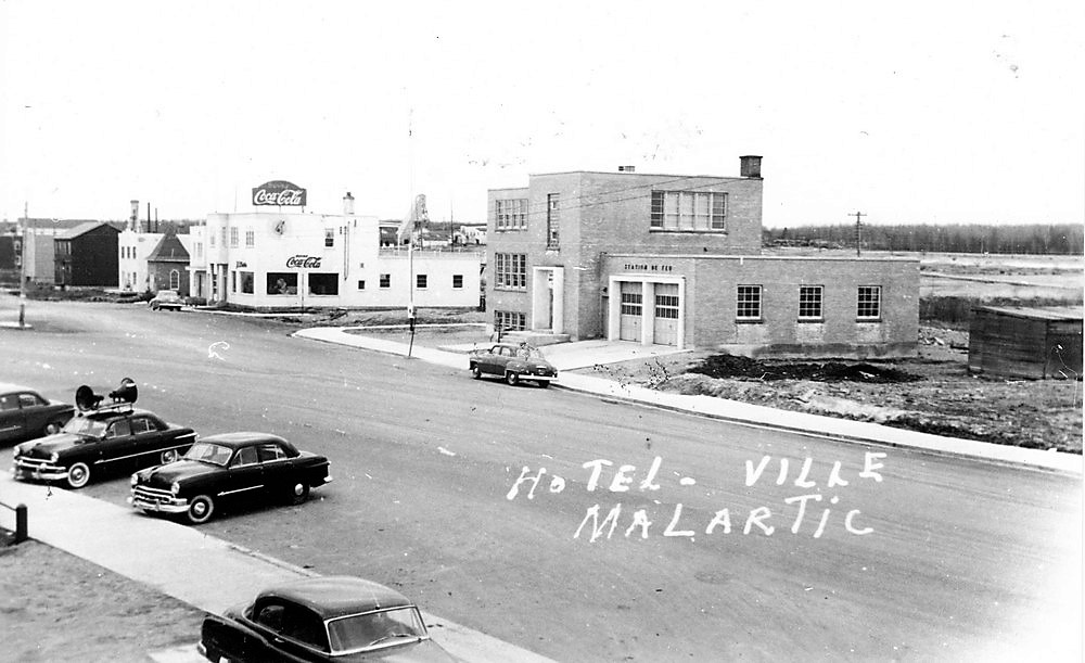Vue de l'hôtel de ville et de l'embouteilleur Coca-Cola  en 1952.