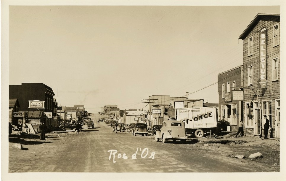 Rue principale du village de Roc-d'Or au début des années 1940