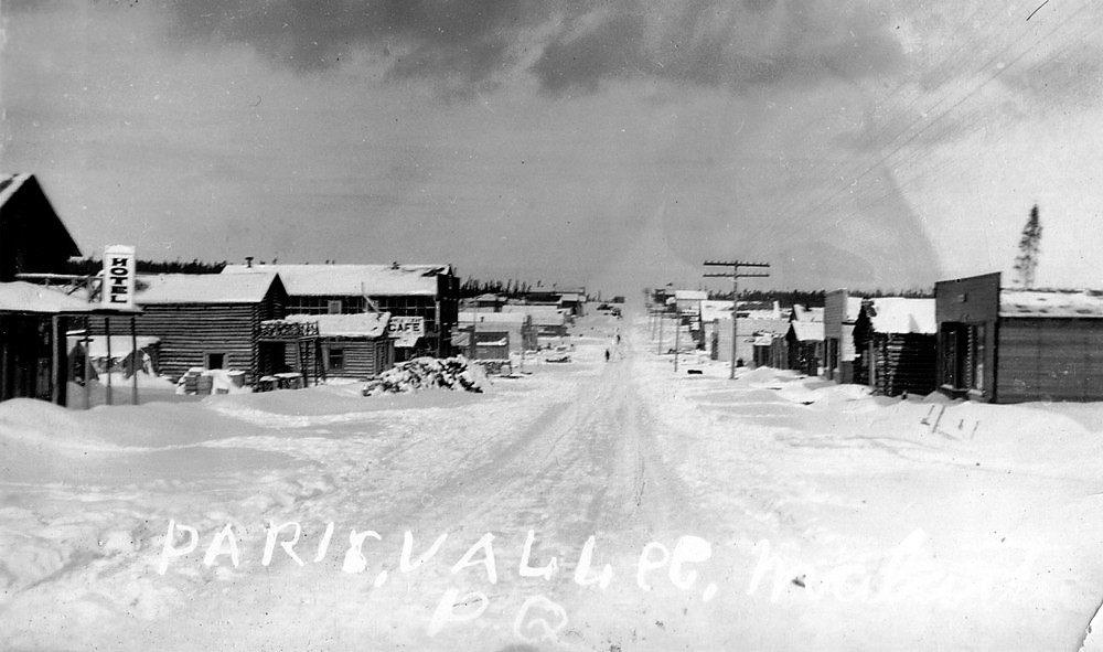 Rue principale du village de Roc-d'Or en hiver au début des années 1940