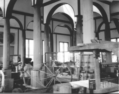 Photo en noir et blanc de l’intérieur du temple. Il était rempli d’articles de la collection de la York Pioneer and Historical Society, jusqu’à la construction de la salle où ces articles sont maintenant exposés. 