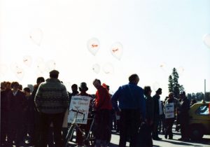 Une photo de plusieurs personnes et des ballons d’Operation Solidarity. Sur une pancarte de piquetage, on peut lire « Canadian Tire, l’esprit du passé frappe fort! ». On peut aussi lire « PPWC en lock-out ». 