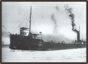Photo en noir et blanc d’un long bateau à vapeur