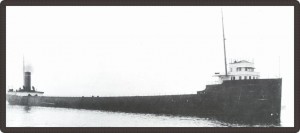 Photo en noir et blanc d’un très long bateau à vapeur