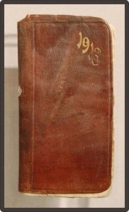 Journal de bord en cuire portant la mention « 1913 » en couleur or sur la page couverture
