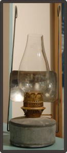 Petite lampe avec un panneau de verre derrière pour lui permettre de concentrer la lumière dans une seule direction.