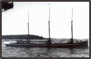Photo en noir et blanc d’un long bateau à vapeur