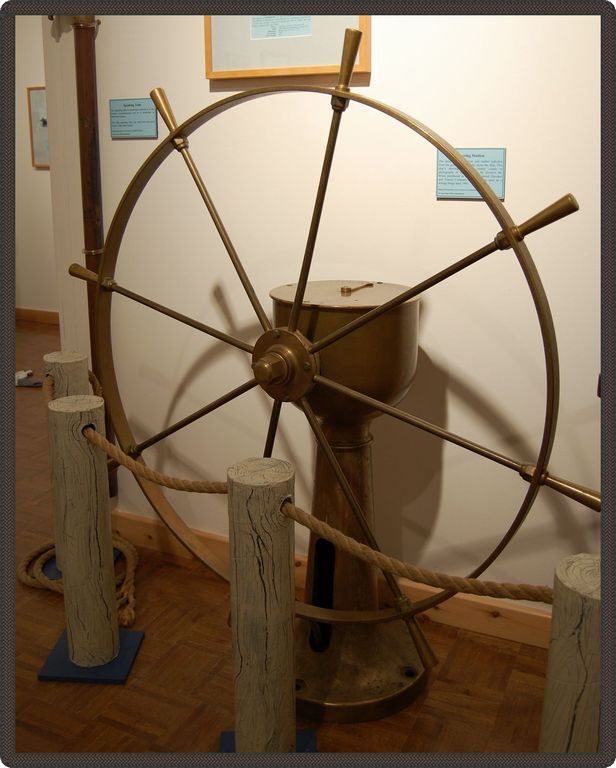 Wooden steering wheel with eight handles