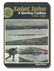 Image de la jaquette du livre intitulé Saint John: A Sporting Tradition 1785-1985, écrit par Brian Flood. Cette jaquette en noir et blanc montre trois images distinctes : l’équipage de Paris ramant sur un cours d’eau, un homme pratiquant le patinage de vitesse sur une glace extérieure et une compétition de patinage de vitesse se déroulant sur un lac artificiel gelé. Toutes ces images sont en noir et blanc, et datent des années 1867-1930. Un autocollant doré est apposé sur la jaquette. On y lit : National Best Seller Hard Cover (meilleur vendeur national couverture rigide).