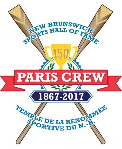 Logo commémoratif du 150e anniversaire de l’équipage de Paris, créé et utilisé par le Temple de la renommée sportive du Nouveau-Brunswick. Les couleurs et le style sont similaires à ceux du logo que le Temple de la renommée sportive du Nouveau-Brunswick a utilisé aux fins promotionnelles. Il s’agit du dessin de deux rames d’aviron placées en forme de X. Par-dessus ces rames, au point d’intersection, il y a un trophée jaune sur lequel on indique « 150 ». Un ruban rouge est placé au centre, par-dessus le pied du trophée. On y lit « Paris Crew » (équipage de Paris) et, sous ce ruban, il y a un autre ruban, plus petit, et bleu foncé, sur lequel on lit « 1867-2017 ». Les noms « New Brunswick Sports Hall of Fame » (en haut) et « Temple de la renommée sportive du Nouveau-Brunswick » (en bas) encerclent le trophée et les rubans.