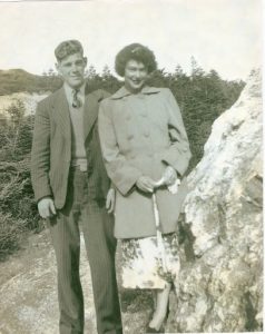 Un jeune couple marche sur un chemin rocailleux