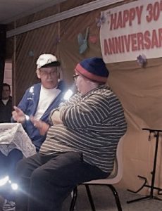 Un homme et une femme jouent leur rôle dans un spectacle de la fête des mères