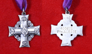 Une croix grecque en argent. À l’avers : le chiffre royal au centre, des feuilles d’érable à l’extrémité de chaque bras et une guirlande de laurier derrière la croix; au revers : la même croix, plate, avec le numéro de matricule et le nom du soldat gravés.