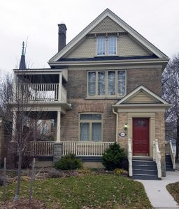 A 2 storeys and a half house, of yellow brique, with the main entrance surmounted by a triangular fronton. A large porch on the first floor is surmounted by a large balcony on the second floor.