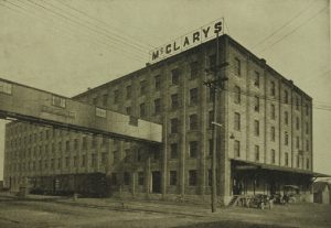 Photo d’un établissement industriel. Un énorme panneau indique le nom de l’établissement : « McClary’s ».