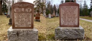 L’avers et le revers d’une pierre tombale rectangulaire dans un cimetière. À l’avers, le sommet est orné et on y peut lire le mot « WILEY » gravé en grandes lettres.