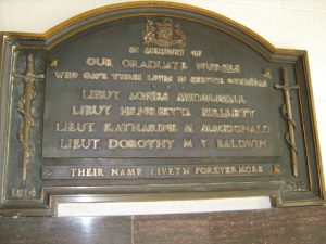 Une plaque de cuivre rectangulaire, surmontée d’une forme circulaire. L’écusson du Canada est visible au sommet. Les bords sont décorés symétriquement d’un serpent enroulé autour d’une épée; l’année 1914 est visible en bas à droite, l’année 1918 en bas à gauche.