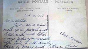 Une carte postale écrite à la main, datée 6 octobre 1917 et adressée à la mère d’Oliver.