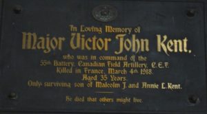 Une plaque présentant des lettres en cuivre dédiée au major Victor John Kent.