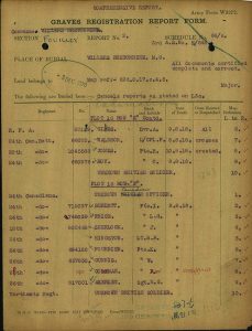 Photo d’un document sur lequel sont répertoriés des numéros de matricule, des noms, des grades, des dates de décès et des références cartographiques.