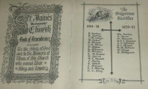 Photo d’un livre ouvert; sur la page gauche, des ornements complexes entourent l’inscription « Église de St. James Westminster. Livre du souvenir. Dédié à la gloire de Dieu et à la mémoire des paroissiens de cette église qui servirent leur Roi et le pays ». La page droite présente un dessin de deux anges en haut à gauche avec une croix au centre. Cette page présente aussi une liste de noms.