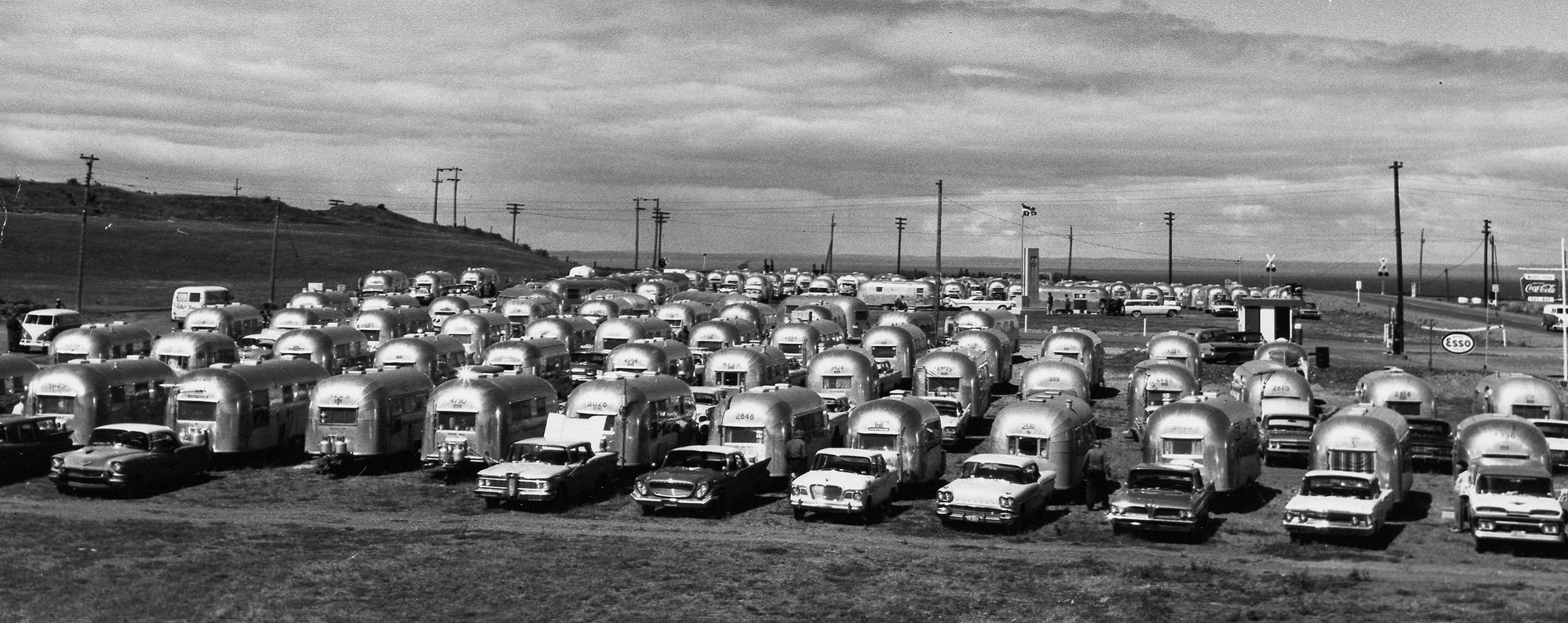 Under a cloudy sky, more than fifty aluminum caravans, the same model Airstream Clipper are aligned in several rows in a field of the city of Mont-Joli.