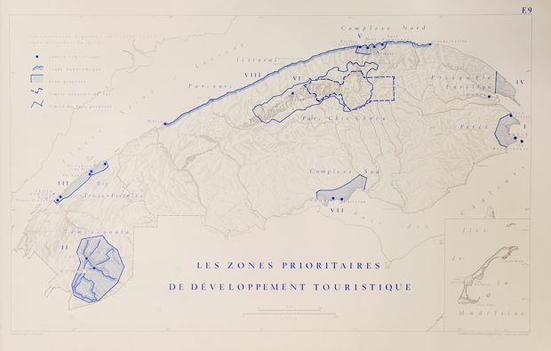 Map representing priority areas for tourism development in the regions of the Bas-Saint-Laurent, the Gaspé Peninsula and the Maritimes. The development zones are divided by a blue line. There is the Témiscouata, Trois-Pistoles, Le Bic, the coast between Métis-sur-Mer and Grande-Vallée, Les Chic-Chocs, Presqu'île and Forillon, Percé and the southern section formed of Saint-Omer and Carleton.