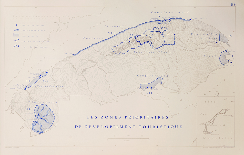 Carte représentant les zones prioritaires de développement touristique des régions du Bas-Saint-Laurent de la Gaspésie et des maritimes.  Les zones de développement sont découpées par une ligne bleue. Il y a le Témiscouata, Trois-Pistoles, Le Bic, le littoral entre Métis-sur-Mer et Grande-Vallée, Les Chic-Chocs, Presqu’île et Forillon, Percé et le Complexe Sud formé de Saint-Omer et Carleton.